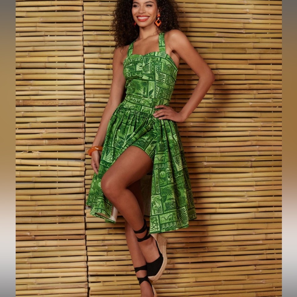 ISO Her Universe Disney Jungle Cruise Tiki
Convertible Romper Her Universe exclu